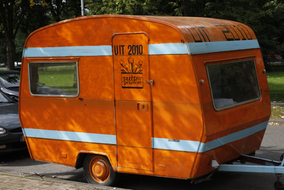 806565 Afbeelding van een caravan, bedoeld voor de promotie van de Uit-weken 2010, in de Budapestlaan te Utrecht.